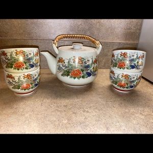 Tea pot with 4 drinking glasses